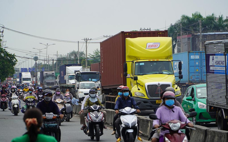 Xe container chạy trên đường Nguyễn Thị Định dẫn vào cảng Cát Lái