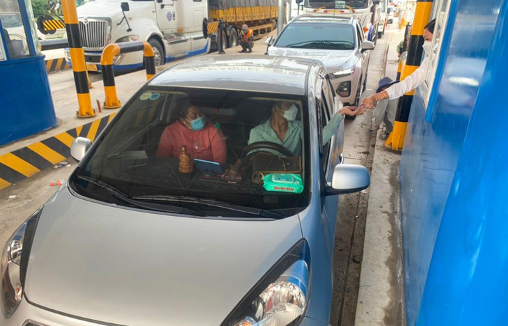 Lượng phương tiện đông gây ùn ứ ở hai đầu cao tốc những ngày cuối tuần