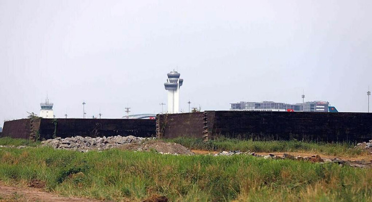 Ụ bê tông thuộc công trình quốc phòng trong sân bay Tân Sơn Nhất Ụ bê tông thuộc công trình quốc phòng trong sân bay Tân Sơn Nhất