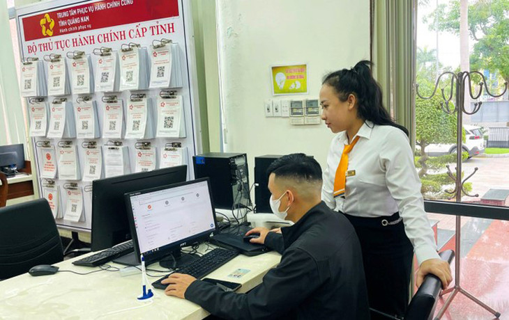 Nhân viên Bưu điện Quảng Nam hướng dẫn người dân thực hiện thủ tục hành chính qua dịch vụ công trực tuyến