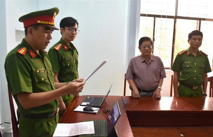 Cơ quan Cảnh sát điều tra Công an tỉnh Bạc Liêu tống đạt Quyết định và Lệnh bắt tạm giam đối với Lê Minh Tuệ