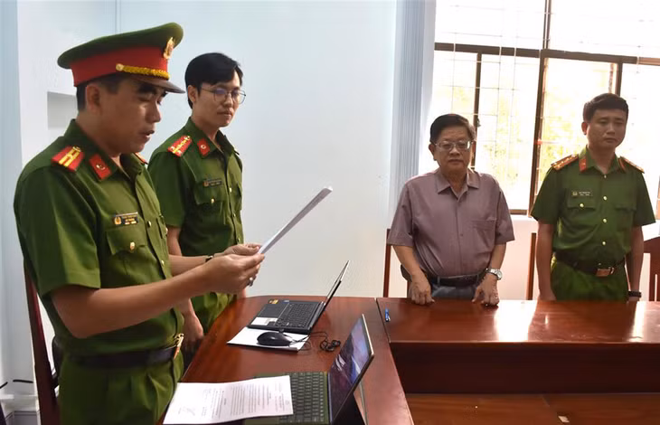 Cơ quan Cảnh sát điều tra Công an tỉnh Bạc Liêu tống đạt Quyết định và Lệnh bắt tạm giam đối với Lê Minh Tuệ