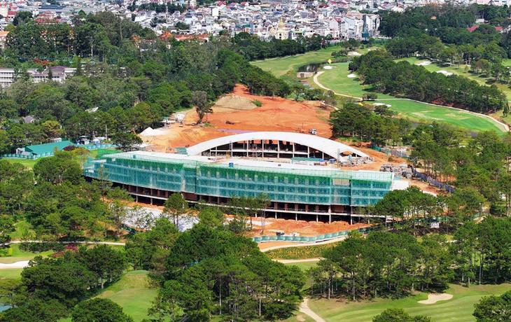 Hai công trình xây ở đồi Cù, trong đó toà nhà 4 tầng bị xác định xây không phép, toà mái vòm nằm phía sau xây vượt phép