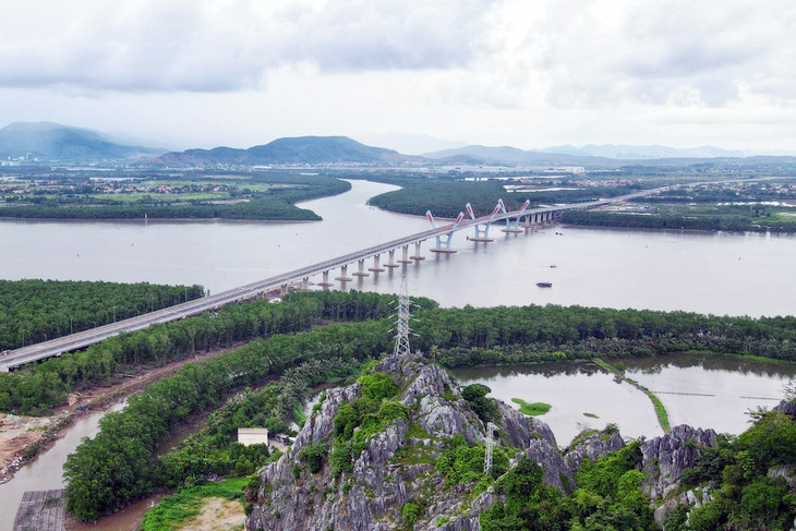 Cầu Bến Rừng nối huyện Thủy Nguyên (TP. Hải Phòng) và thị xã Quảng Yên (tỉnh Quảng Ninh)