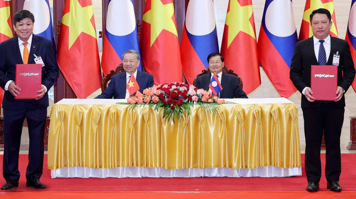 Tổng Bí thư, Chủ tịch nước Lào Thongloun Sisoulith cùng Chủ tịch nước Tô Lâm chứng kiến lễ trao đổi các văn kiện hợp tác