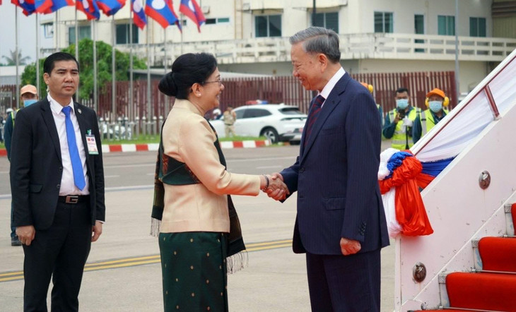 Đón Chủ tịch nước Tô Lâm và đoàn cấp cao Việt Nam tại sân bay Wattay có Chủ nhiệm Văn phòng Chủ tịch nước Lào Khemmani Phonsena