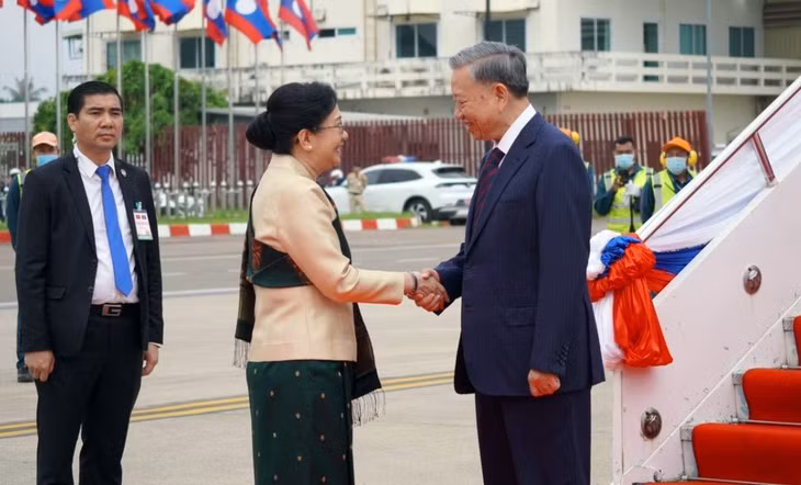 Đón Chủ tịch nước Tô Lâm và đoàn cấp cao Việt Nam tại sân bay Wattay có Chủ nhiệm Văn phòng Chủ tịch nước Lào Khemmani Phonsena