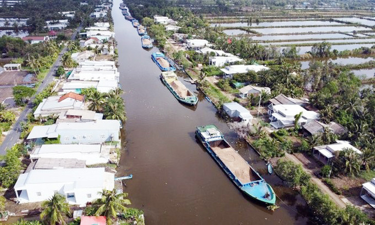 Các sà lan cát trong đó có cát biển đưa từ Sóc Trăng tới phục vụ đắp nền dự án cao tốc đoạn qua huyện Thới Bình, Cà Mau