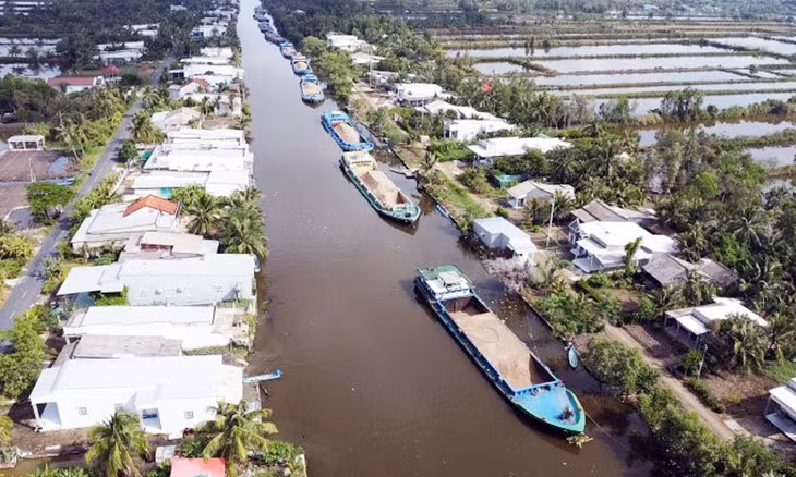 Các sà lan cát trong đó có cát biển đưa từ Sóc Trăng tới phục vụ đắp nền dự án cao tốc đoạn qua huyện Thới Bình, Cà Mau
