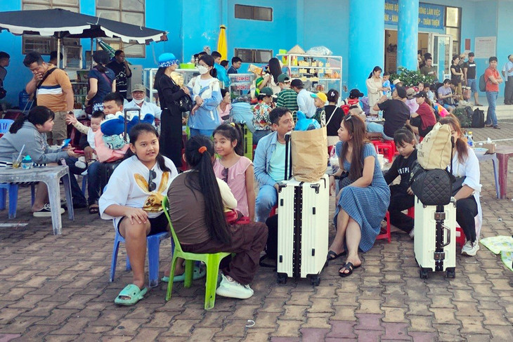 Tàu Rạch Giá đi Phú Quốc, Nam Du đang ngưng chạy vì thời tiết xấu