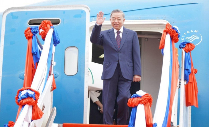 Chủ tịch nước Tô Lâm và Đoàn đại biểu cấp cao Việt Nam tới sân bay quốc tế Wattay, Thủ đô Vientiane