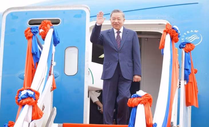 Chủ tịch nước Tô Lâm và Đoàn đại biểu cấp cao Việt Nam tới sân bay quốc tế Wattay, Thủ đô Vientiane