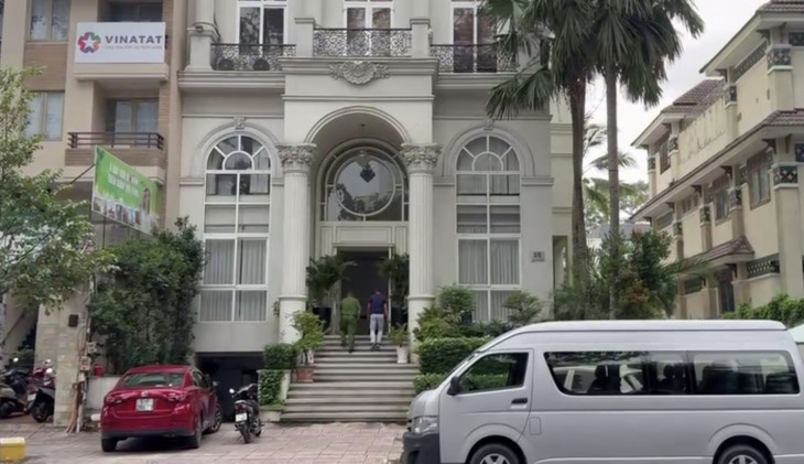 Cơ quan cảnh sát điều tra làm việc tại nhà bà Nguyễn Thị Như Loan sáng 19/7. Ảnh: CAND