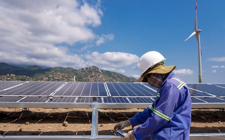 Công nhân thi công dự án điện mặt trời tại Ninh Thuận