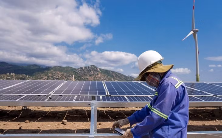 Công nhân thi công dự án điện mặt trời tại Ninh Thuận