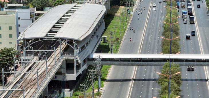 Toàn bộ tuyến metro 1 có 9 cầu bộ hành