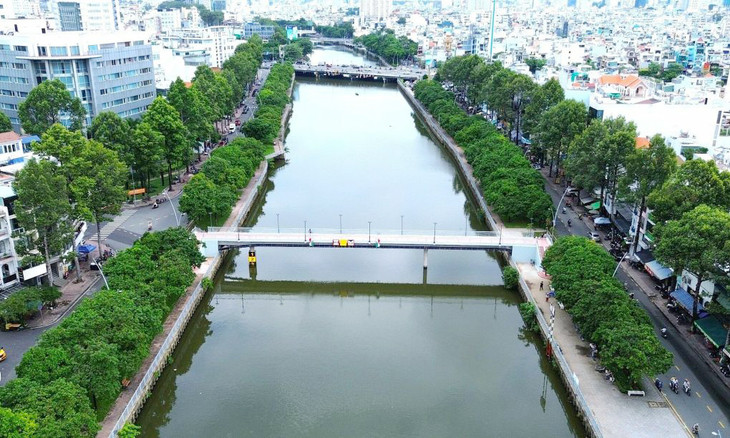 Cầu đi bộ bắc qua kênh Nhiêu Lộc, phía trước là cầu Điện Biên Phủ
