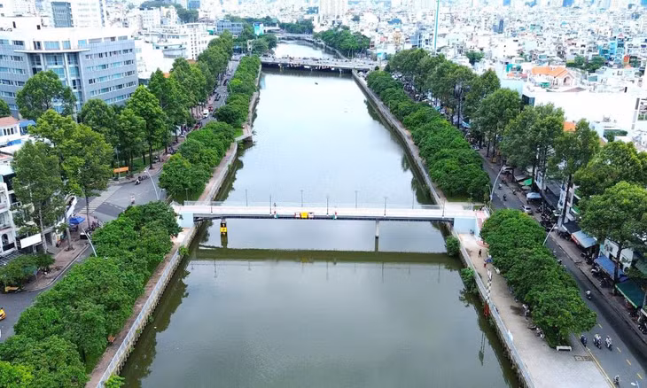 Cầu đi bộ bắc qua kênh Nhiêu Lộc, phía trước là cầu Điện Biên Phủ