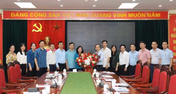 Bà Bùi Thị Minh Hoài bàn giao công tác lãnh đạo cho ông Phạm Tất Thắng