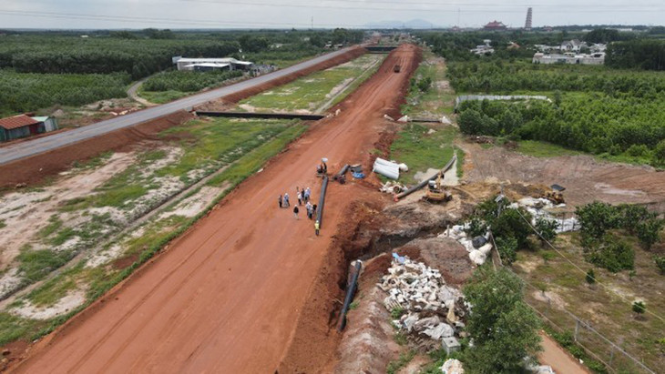 Đường ống nước chạy dọc đường T2 nối sân bay Long Thành