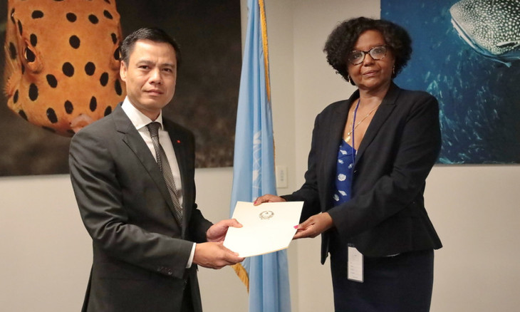 Đại sứ Đặng Hoàng Giang (trái) nộp hồ sơ đệ trình lên CLCS