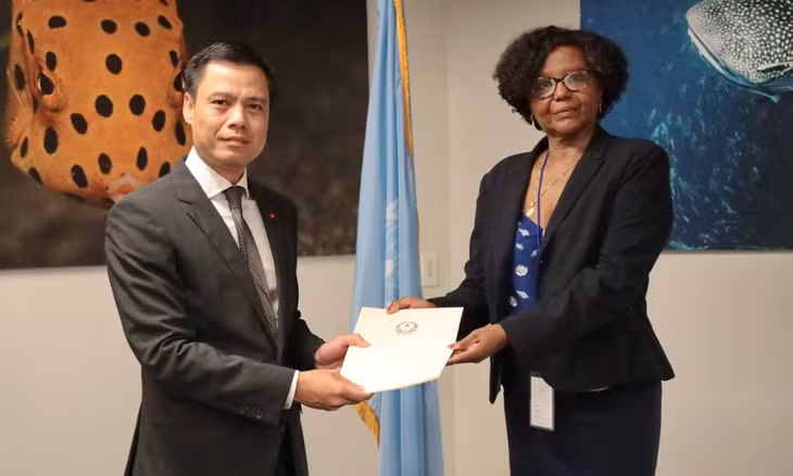 Đại sứ Đặng Hoàng Giang (trái) nộp hồ sơ đệ trình lên CLCS