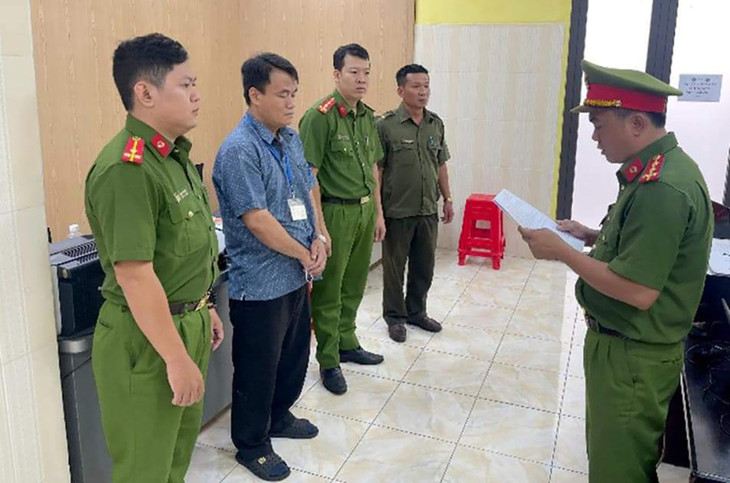 Đặng Trần Huy (áo sơ mi xanh) nghe đọc lệnh bắt