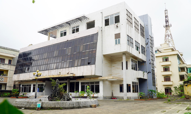 Trụ sở Đài Phát thanh Truyền hình tỉnh Thanh Hóa nằm ở khu đất vàng hai mặt tiền ở đại lộ Lê Lợi song bỏ hoang 5 năm nay