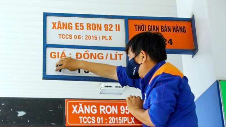 Nhân viên một cây xăng ở quận 1, TP HCM thay bảng giá bán lẻ
