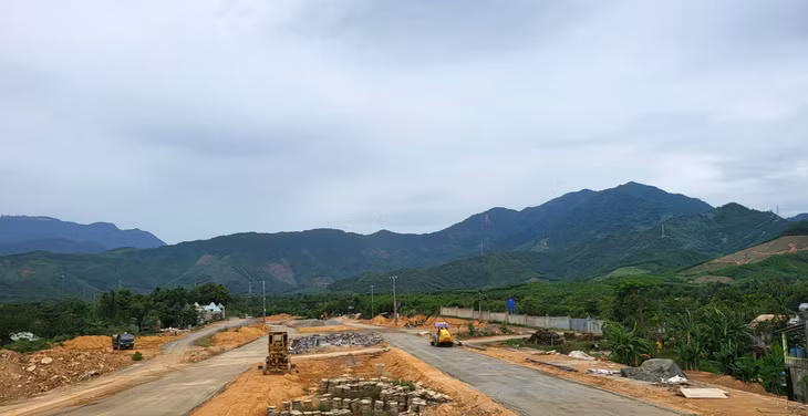 Mặt bằng được bàn giao cho nhà thầu, các phương tiện tiếp cận thi công. Các bên liên quan đang nỗ lực hoàn thành Dự án vốn đã bị chậm tiến độ 2 năm