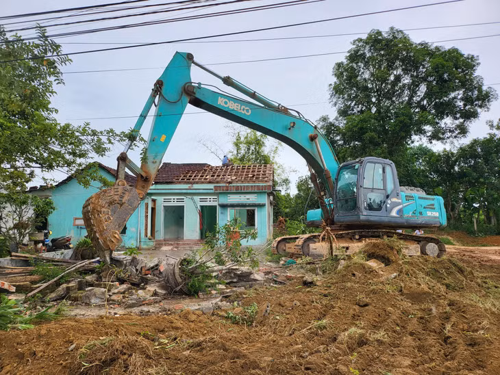 Trong sáng 4/8, chủ đầu tư và chức năng liên ngành đã tiến hành các biện pháp bảo vệ thi công để bàn giao mặt bằng cho nhà thầu