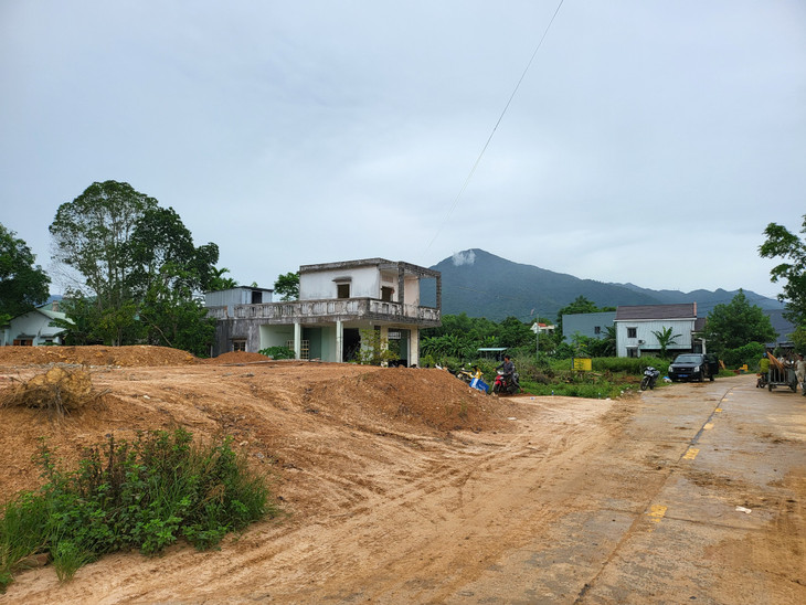 Nguyên nhân là do các hộ dân không chịu di dời, bàn giao mặt bằng dù đã nhận các khoản đền bù, nhận đất tái định cư