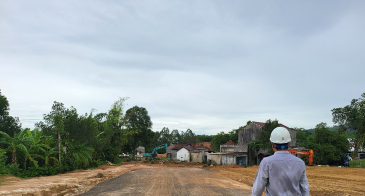 Các hộ dân này có nhà nằm trong phạm vi tim đường và mặt đường nên thường xuyên cản trở lực lượng thi công
