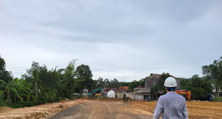 Các hộ dân này có nhà nằm trong phạm vi tim đường và mặt đường nên thường xuyên cản trở lực lượng thi công