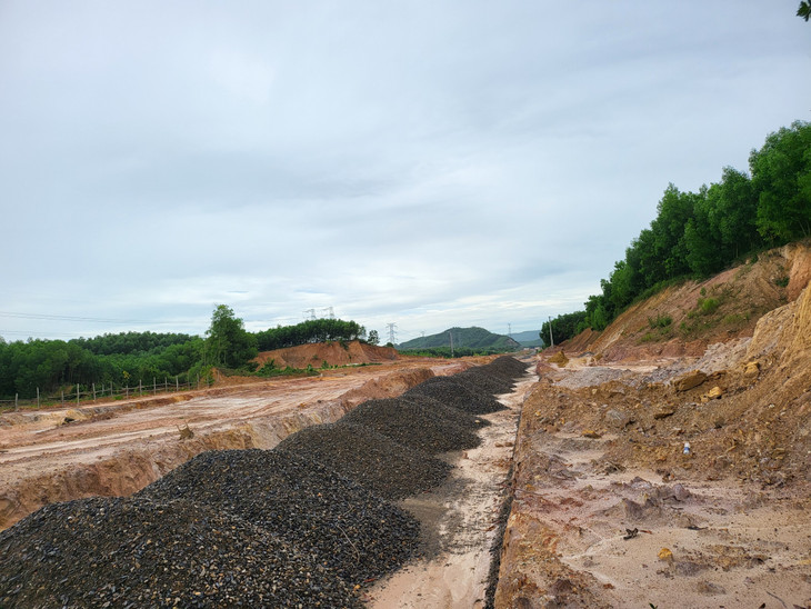 Tuy nhiên, có những đoạn tuyến đang phần mặt đường vẫn chưa được thi công do không có đường vận chuyển vật liệu