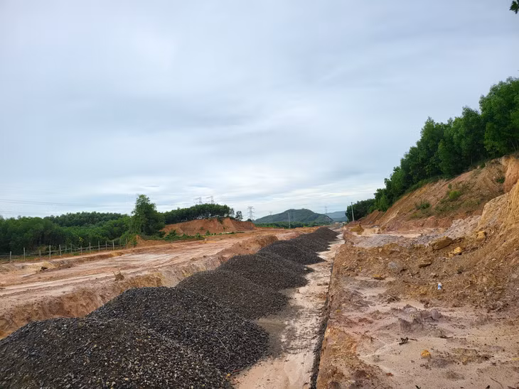 Tuy nhiên, có những đoạn tuyến đang phần mặt đường vẫn chưa được thi công do không có đường vận chuyển vật liệu