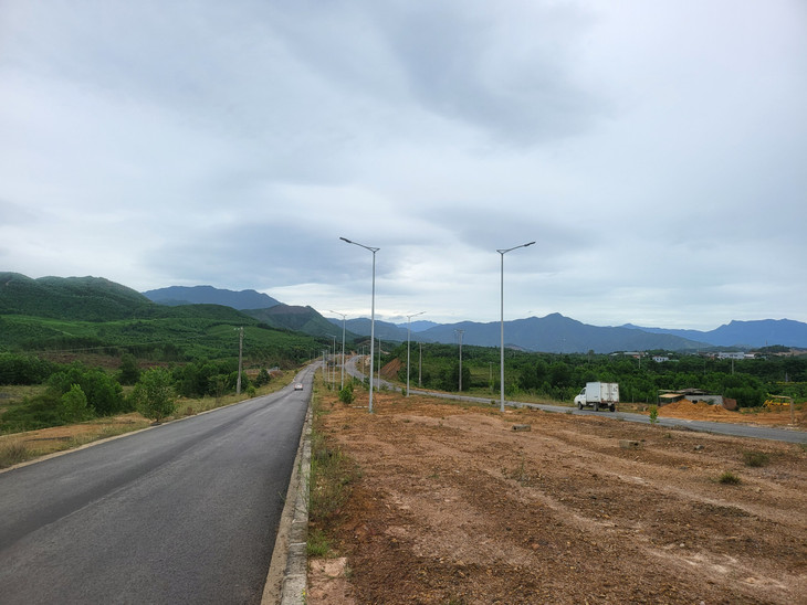 Ở một số đoạn tuyến, công đoạn thảm bê tông nhựa lớp 2 đã được tiến hành