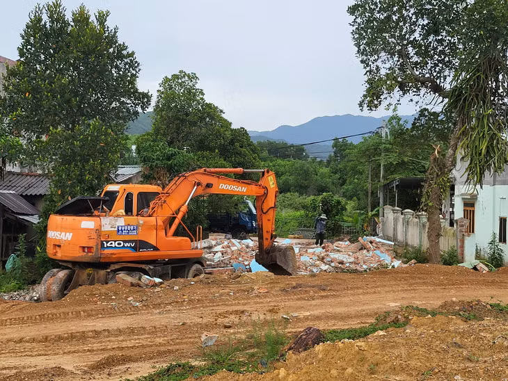 Và phá dỡ tường rào, thu gom phế thải