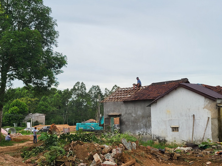 Hộ dân tháo dỡ mái nhà