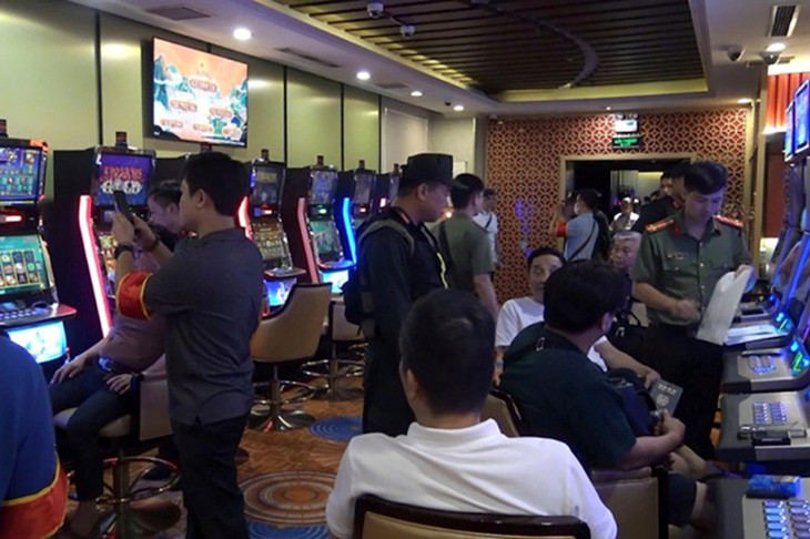 Bên trong câu lạc bộ đánh bạc lúc bị bắt quả tang