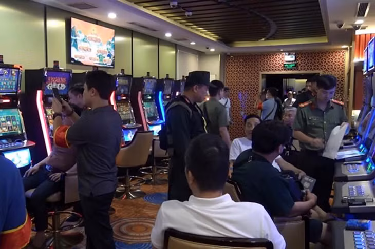 Bên trong câu lạc bộ đánh bạc lúc bị bắt quả tang Bên trong câu lạc bộ đánh bạc lúc bị bắt quả tang