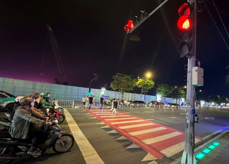 Đèn được bật xanh để người đi bộ sang đường