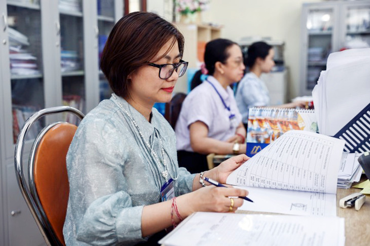 Cán bộ, nhân viên UBND phường Phước Long A, TP. Thủ Đức xử lý các thủ tục hành chính cho người dân