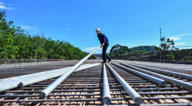 Cầu vượt quốc lộ 56 đang được thi công phần mặt cầu, đạt khoảng 80% khối lượng công việc. Nếu điều kiện thuận lợi, khoảng 2 tháng tới, phần xây dựng của hạng mục này hoàn tất để bàn giao cho đơn vị thảm nhựa.