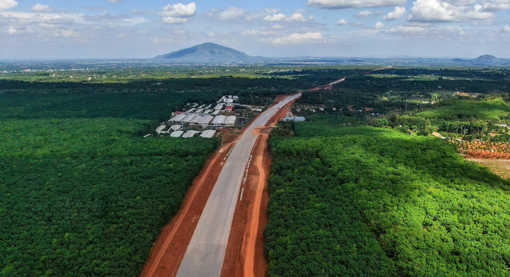 Cùng với gói thầu số 4, ba gói thầu còn lại của dự án cao tốc Phan Thiết - Dầu Giây đi qua địa bàn tỉnh Đồng Nai, Bình Thuận vẫn đang khẩn trương thi công. Dự án cao tốc có thiết kế mặt đường rộng 32 m, quy mô 6 làn xe, vận tốc 120 km/h. Cao tốc dự kiến hoàn thành cuối năm 2022, có vai trò kết nối giao thông liên vùng Đông Nam bộ, tạo động lực để các địa phương đẩy nhanh phát triển kinh tế - xã hội.