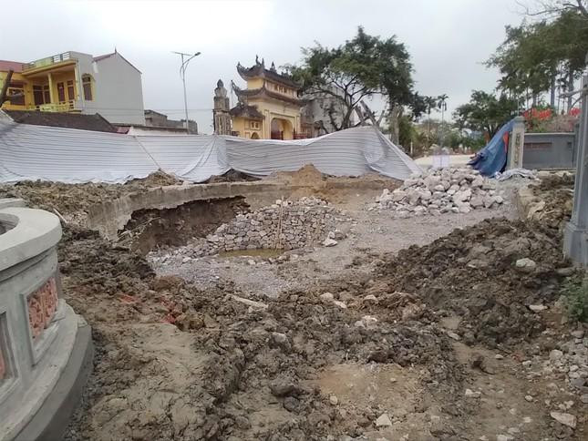 Hiện trạng hạng mục giếng cổ đang tạm dừng thi công chờ cơ quan chức năng xác minh, xem xét, xử lý