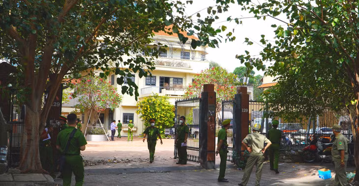 Tổ thi hành án công bố quyết định cưỡng chế thi hành án tại 129 Pasteur ngày 24/3