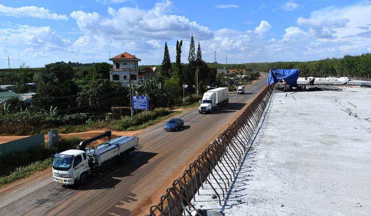 16 km cao tốc thuộc gói thầu số 4 có 4 mũi thi công cầu và 6 mũi thi công đường, tất cả đều trong giai đoạn đẩy nhanh tiến độ.