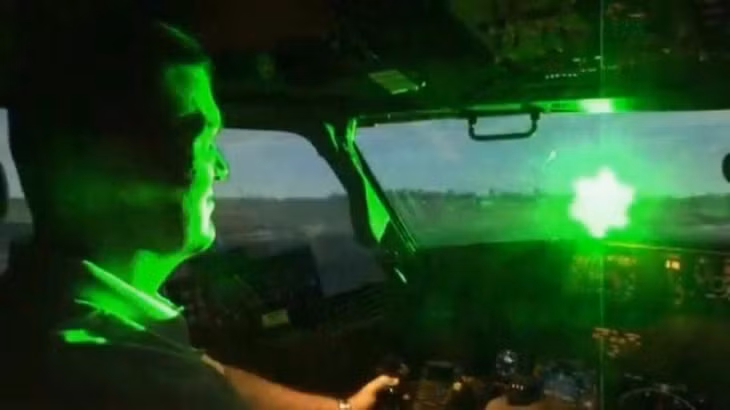 Máy bay hạ cánh xuống cảng hàng không Chu Lai liên tục bị chiếu laser . Ảnh minh họa