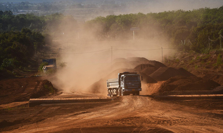 Đơn vị thi công đẩy nhanh tập kết vật liệu xây lắp nền cao tốc tại nhiều đoạn tuyến. Theo đại diện chủ đầu tư, toàn bộ 16 km đường cao tốc thuộc gói thầu số 4 sẽ hoàn thành vào đầu năm 2023.